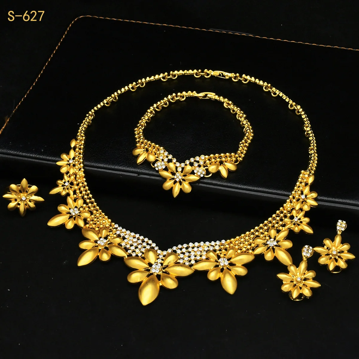 ESALE Fashion Dubai Bridal Necklace Earrings Bracelet Four Piece Set Italian Women's Gold Plated New Jewelry Set
ESALE Fashion Dubai Bridal Necklace Earrings Bracelet Four Piece Set Italian Women's Gold Plated New Jewelry Set