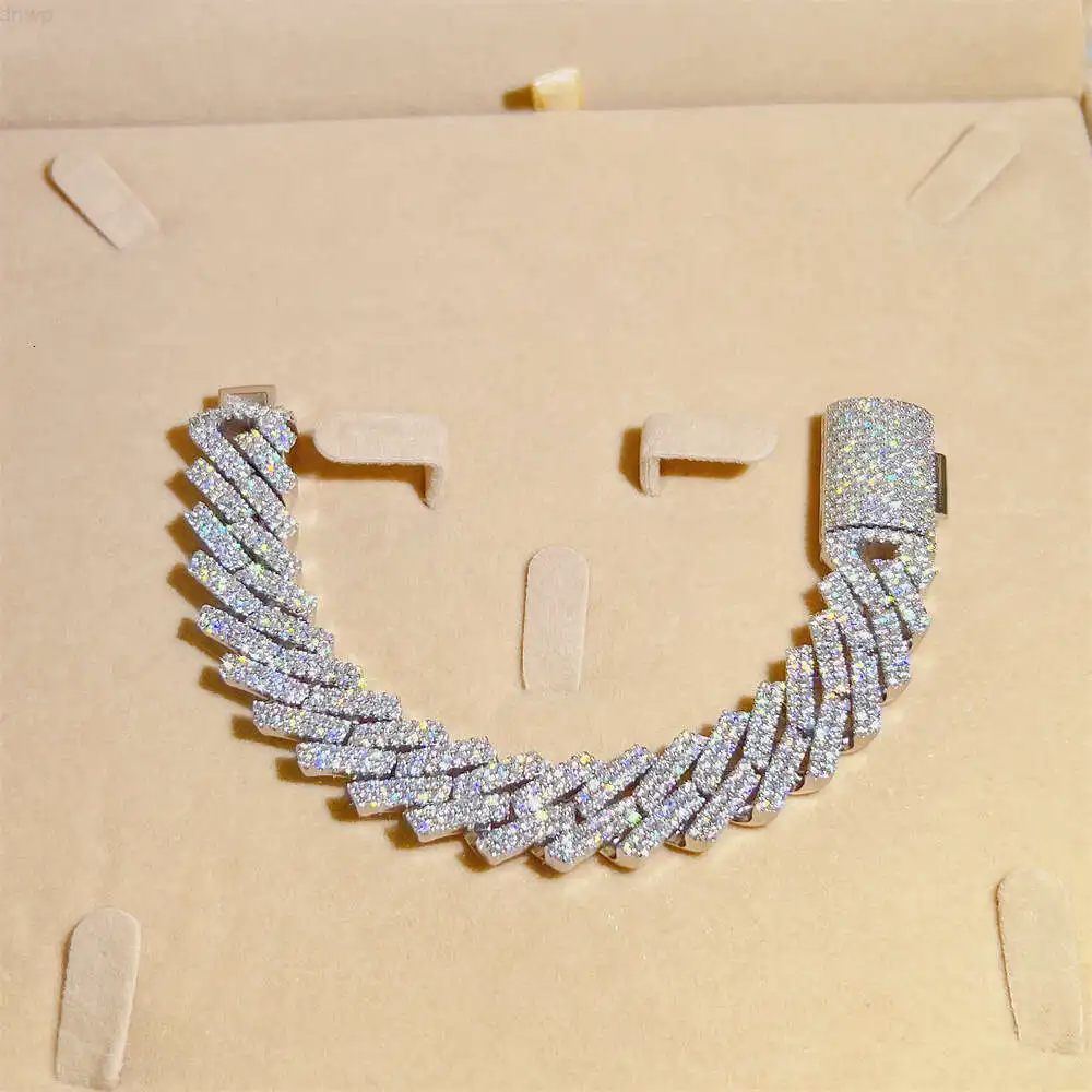 Pass Diamond Tester Fully Iced Solid Custom Lock 15mm Moissanite Custom Cuban Bracelet Chain
Pass Diamond Tester Fully Iced Solid Custom Lock 15mm Moissanite Custom Cuban Bracelet Chain