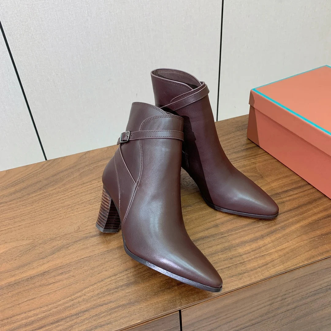New Hot Sale Thick heel Ankle boots Luxe-Design Ankle boots for women Pointed toe Calfskin Boots 7 centimetres taller Size 35-42
New Hot Sale Thick heel Ankle boots Luxe-Design Ankle boots for women Pointed toe Calfskin Boots 7 centimetres taller Size 35-42
