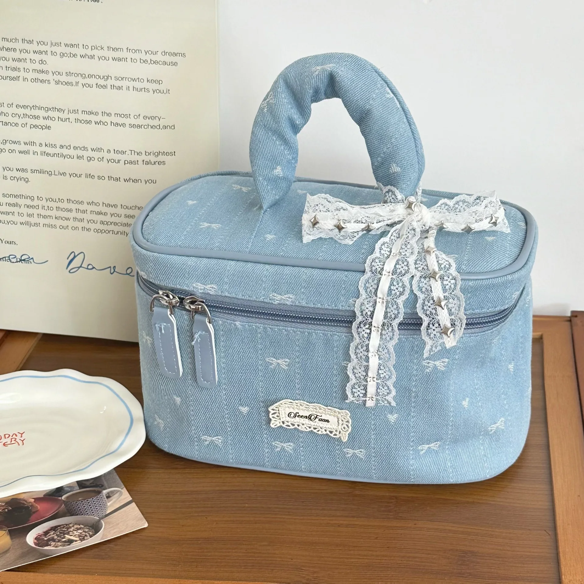 2025 Womens Designer Denim Cosmetic Bag Multi-Pocket Lace Tote with Bow Accent Luxury Makeup Organizer
2025 Womens Designer Denim Cosmetic Bag Multi-Pocket Lace Tote with Bow Accent Luxury Makeup Organizer