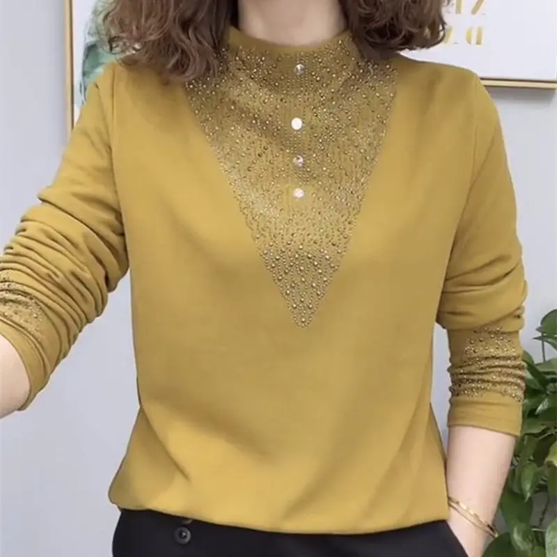 2023 New Autumn and Winter Simple Hot Rolled Diamond Button Half High Collar Casual Fashion Women's Double Sided Velvet T-shirt
2023 New Autumn and Winter Simple Hot Rolled Diamond Button Half High Collar Casual Fashion Women's Double Sided Velvet T-shirt
