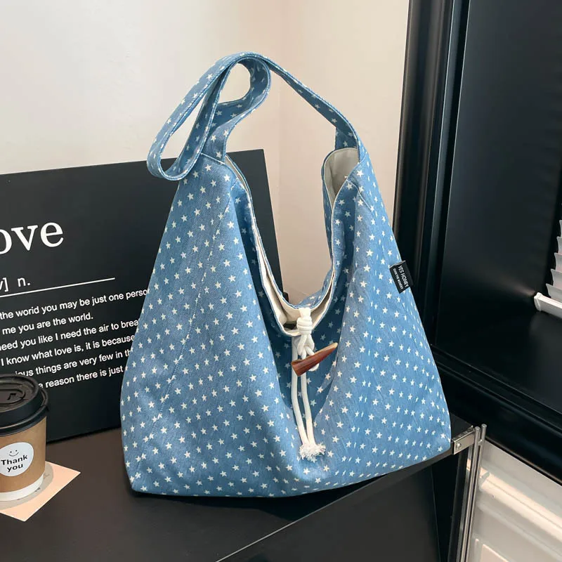 Модная весенняя сумка через плечо для женщин: милая, в непринужденном стиле, с принтом в горошек и звезды, удобная и универсальная текстурированная сумка для повседневного использования
Модная весенняя сумка через плечо для женщин: милая, в непринужденном стиле, с принтом в горошек и звезды, удобная и универсальная текстурированная сумка для повседневного использования