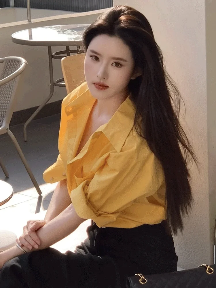 Женская свободная куртка-рубашка в стиле ретро из Гонконга, желтая, весна-лето, уникальная, красивая, с защитой от солнца, для повседневной носки, модная, стильная.
Женская свободная куртка-рубашка в стиле ретро из Гонконга, желтая, весна-лето, уникальная, красивая, с защитой от солнца, для повседневной носки, модная, стильная.