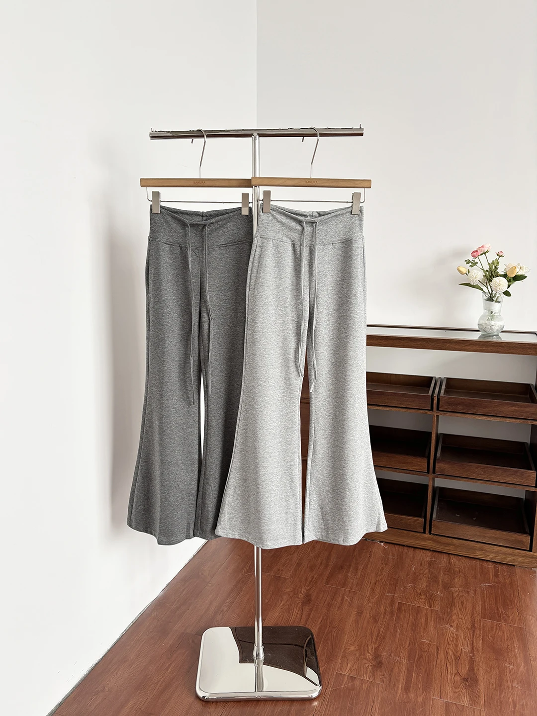 2026 Summer New Korean Style Casual High Waist Slimming Commute Wind Micro Flare Pants Women's Simple Fashion Long Trousers
2026 Summer New Korean Style Casual High Waist Slimming Commute Wind Micro Flare Pants Women's Simple Fashion Long Trousers