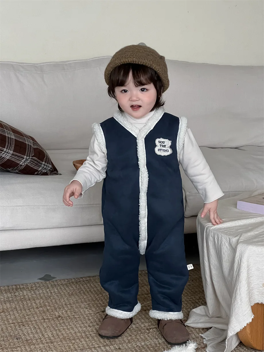 2025 Winter New Baby Sleeveless Plush Romper Plus Velvet Thick Boys Warm Overalls Letter Embroidery Infant Toddler Jumpsuit
2025 Winter New Baby Sleeveless Plush Romper Plus Velvet Thick Boys Warm Overalls Letter Embroidery Infant Toddler Jumpsuit