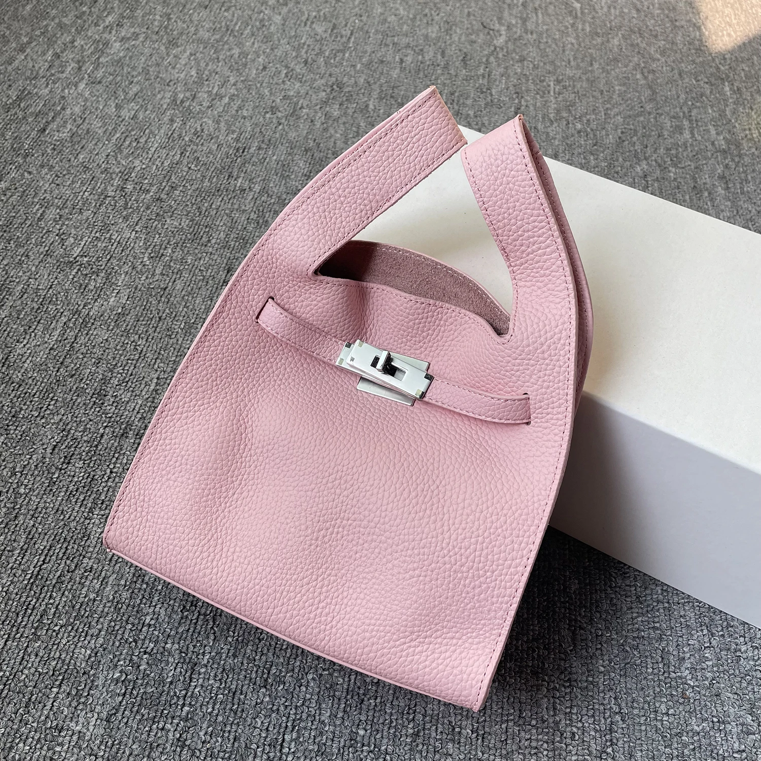 First layer cowhide handbag 2025 new niche design free custom first letter simple shoulder bag fashionable women's crossbody bag
First layer cowhide handbag 2025 new niche design free custom first letter simple shoulder bag fashionable women's crossbody bag