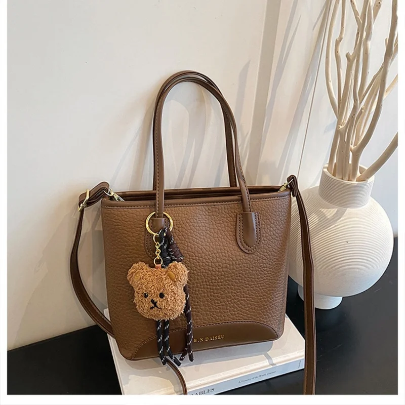 Fashion Retro Shoulder Bag Small Bear Pendant Ladies PU Leather Handbag Soft Leather Bag Street Trend Bag for Daily Use
Fashion Retro Shoulder Bag Small Bear Pendant Ladies PU Leather Handbag Soft Leather Bag Street Trend Bag for Daily Use