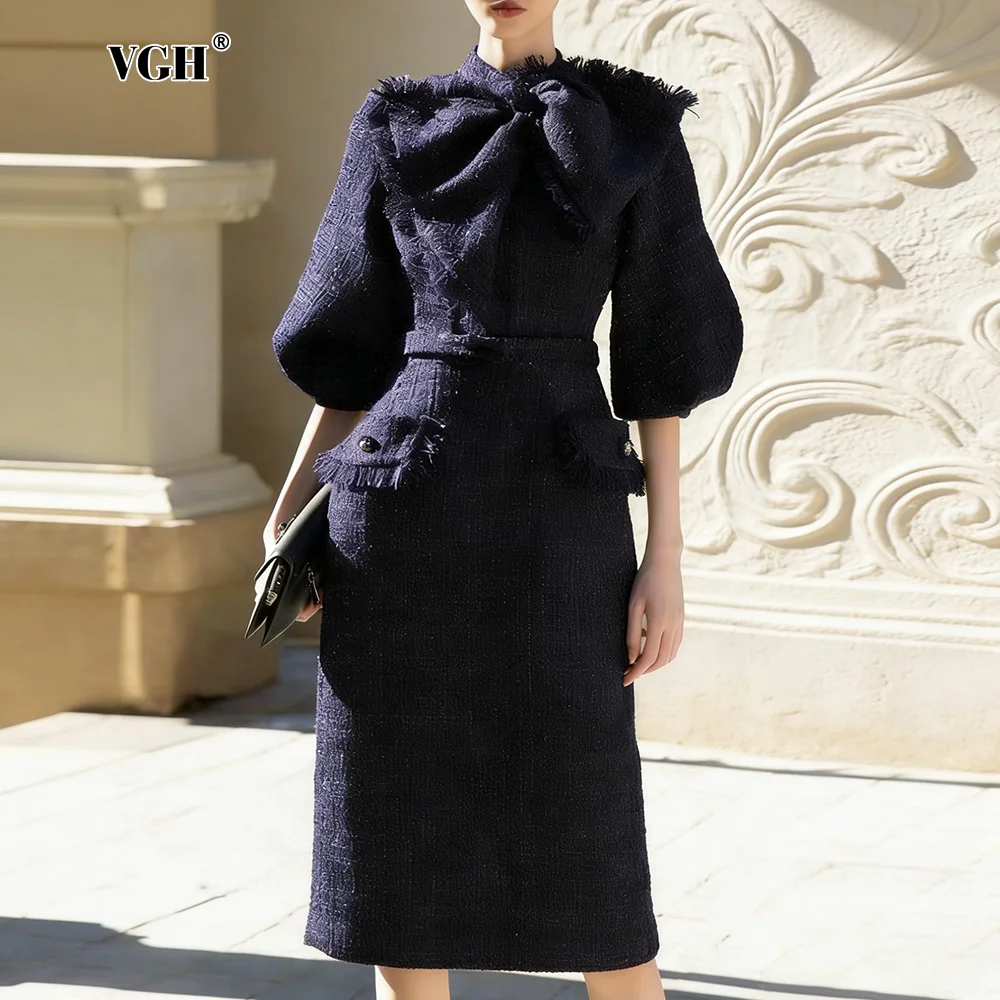 Элегантное винтажное твидовое платье миди VGH для женщин с бантом на шее, пышными рукавами, поясом, акцентом на стройность и необработанным краем для офиса и повседневной носки
Элегантное винтажное твидовое платье миди VGH для женщин с бантом на шее, пышными рукавами, поясом, акцентом на стройность и необработанным краем для офиса и повседневной носки