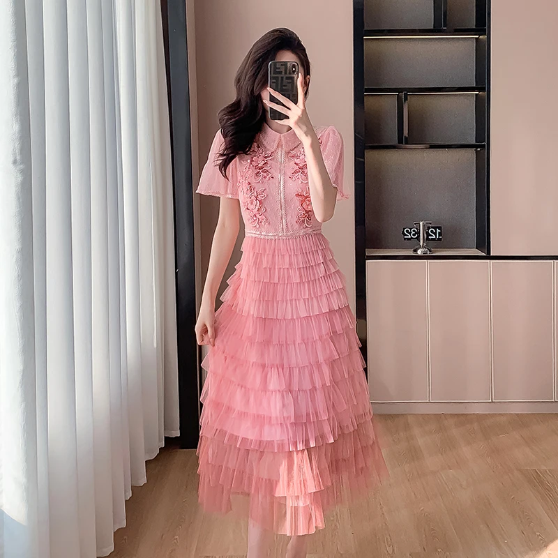 2024 Summer New Pink Dresses Women Elegant Lapel Embroidery Waisted Mesh Cake Lace Dress High Quality Luxury Party Long Dress
2024 Summer New Pink Dresses Women Elegant Lapel Embroidery Waisted Mesh Cake Lace Dress High Quality Luxury Party Long Dress