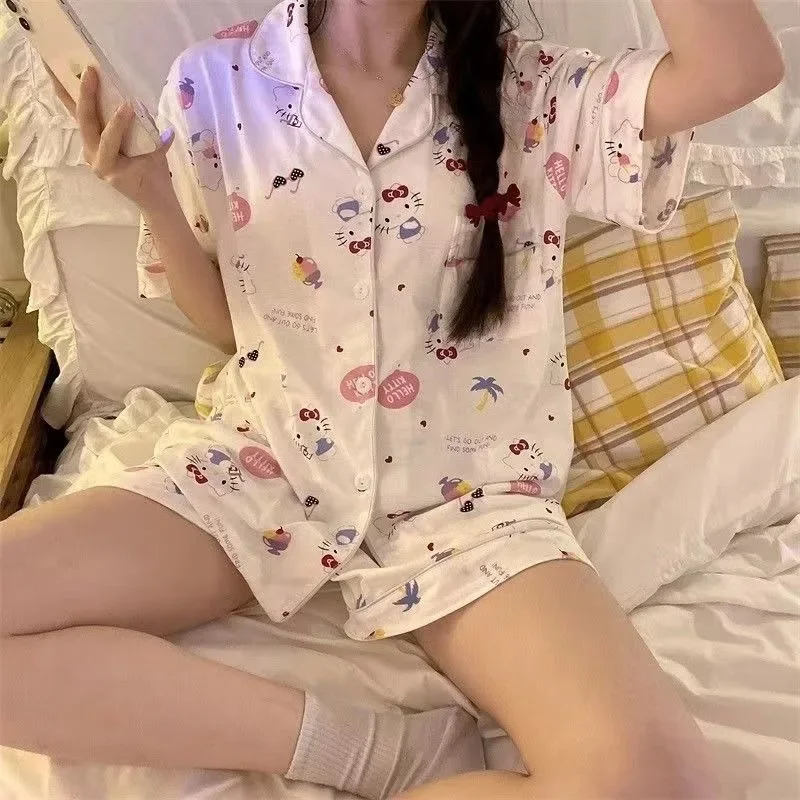 Summer new white lapel cute cartoon Hello Kitty pajamas women's short-sleeved shorts loungewear two-piece set
Summer new white lapel cute cartoon Hello Kitty pajamas women's short-sleeved shorts loungewear two-piece set
