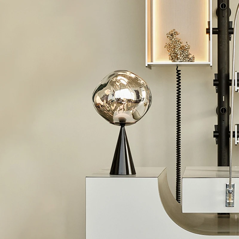 British designer table lamp Modern villa living room study desk lamp bedroom model room decor mood light sofa bedside lava lamp
British designer table lamp Modern villa living room study desk lamp bedroom model room decor mood light sofa bedside lava lamp