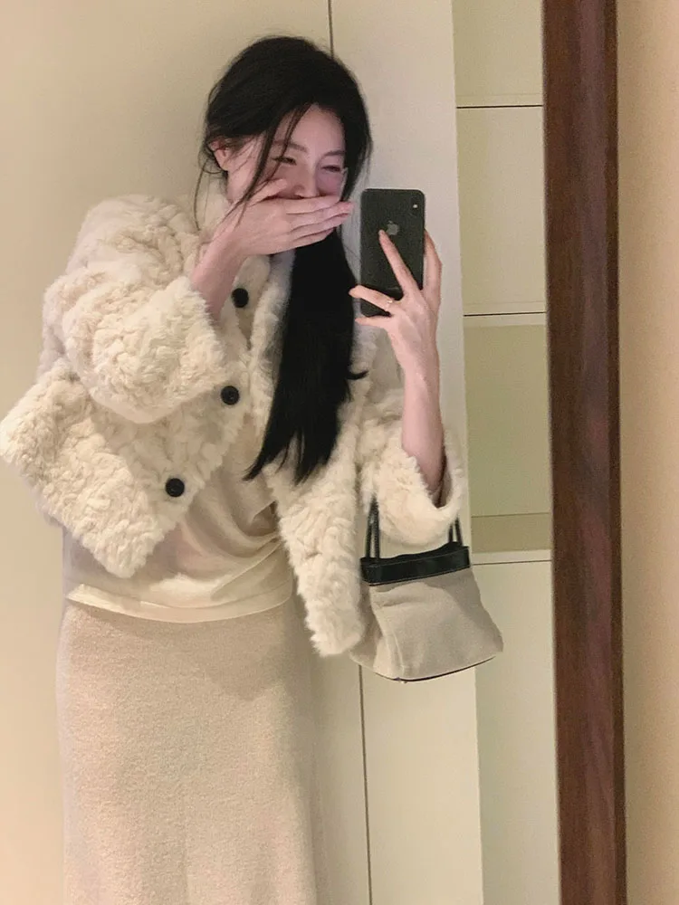 Новая женская зимняя теплая куртка из искусственной кожи с воротником из искусственного меха, на пуговицах, повседневная, приталенная, верхняя одежда
Новая женская зимняя теплая куртка из искусственной кожи с воротником из искусственного меха, на пуговицах, повседневная, приталенная, верхняя одежда