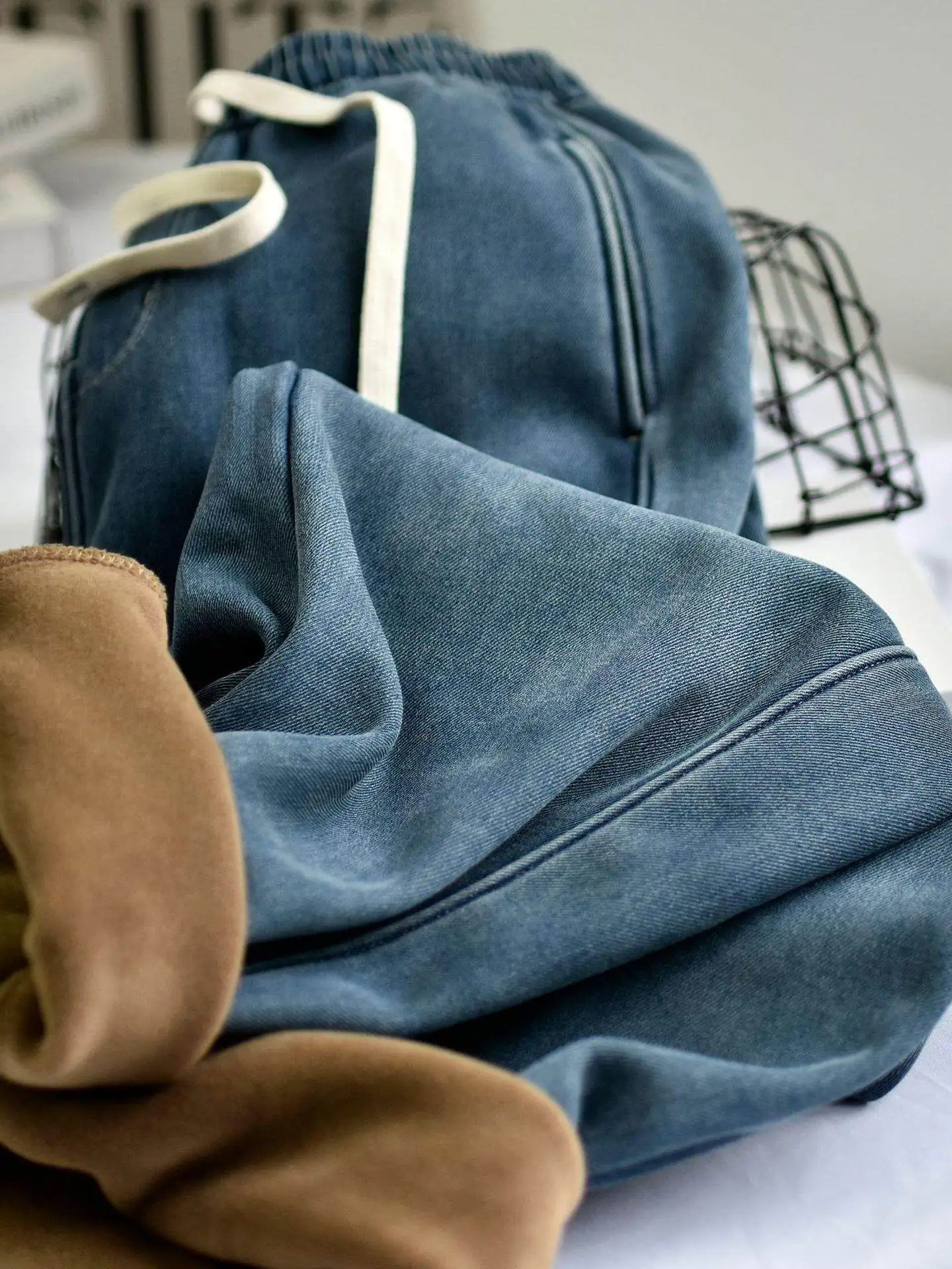 Женские повседневные винтажные брюки с высокой талией, прямые, свободные, больших размеров, широкие штанины, теплые, простые
Женские повседневные винтажные брюки с высокой талией, прямые, свободные, больших размеров, широкие штанины, теплые, простые