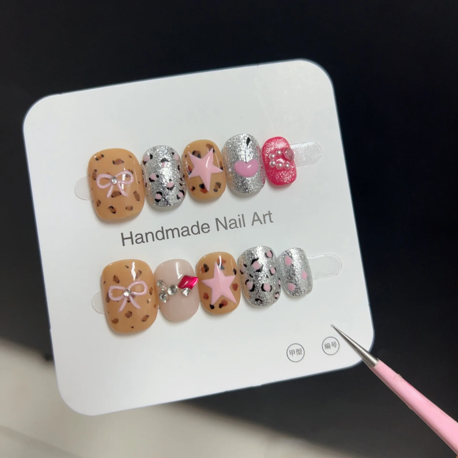 10PCS Y2k Silver Pink Leopard Print False Nails Handmade Star Bowknot Press on Nails Sweet Cool Short Square Round Wearable Tips
10PCS Y2k Silver Pink Leopard Print False Nails Handmade Star Bowknot Press on Nails Sweet Cool Short Square Round Wearable Tips