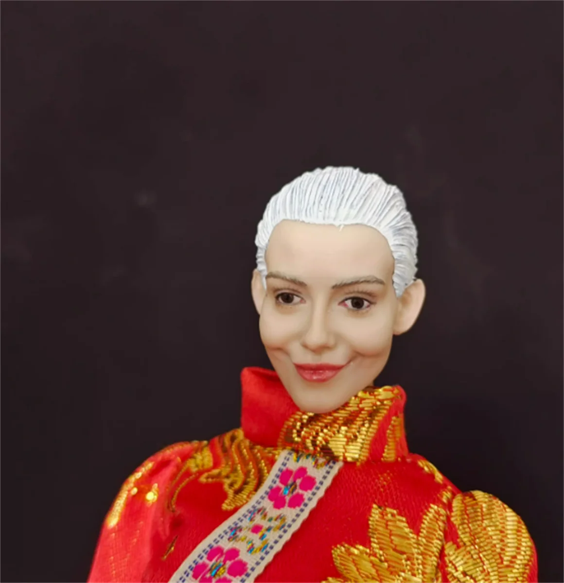 1/6 весы, скульптура головы, белые волосы, модель старых женщин, женщина-солдат, аниме-игрушки для 12-дюймовой фигурки Phicen Tbleague, игрушки
1/6 весы, скульптура головы, белые волосы, модель старых женщин, женщина-солдат, аниме-игрушки для 12-дюймовой фигурки Phicen Tbleague, игрушки