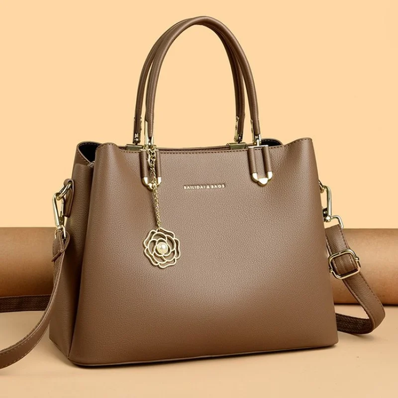 Высококачественная женская сумка через плечо с модными деталями дизайна и просторным интерьером, подходящая для нарядов на выходные
Высококачественная женская сумка через плечо с модными деталями дизайна и просторным интерьером, подходящая для нарядов на выходные 