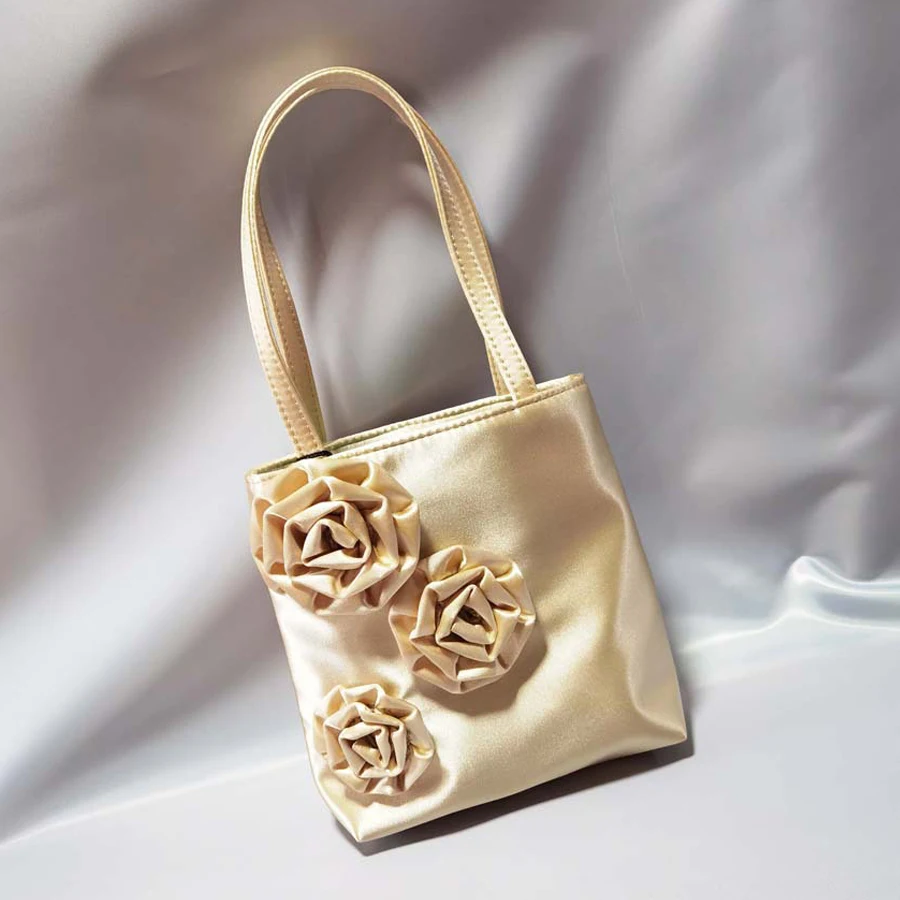 Ретро-сумка женская из атласа с розами, маленькая квадратная, контрастных цветов, люксовая дизайнерская, шелковая, на плечо, для телефона, для девочек, тоут
Ретро-сумка женская из атласа с розами, маленькая квадратная, контрастных цветов, люксовая дизайнерская, шелковая, на плечо, для телефона, для девочек, тоут