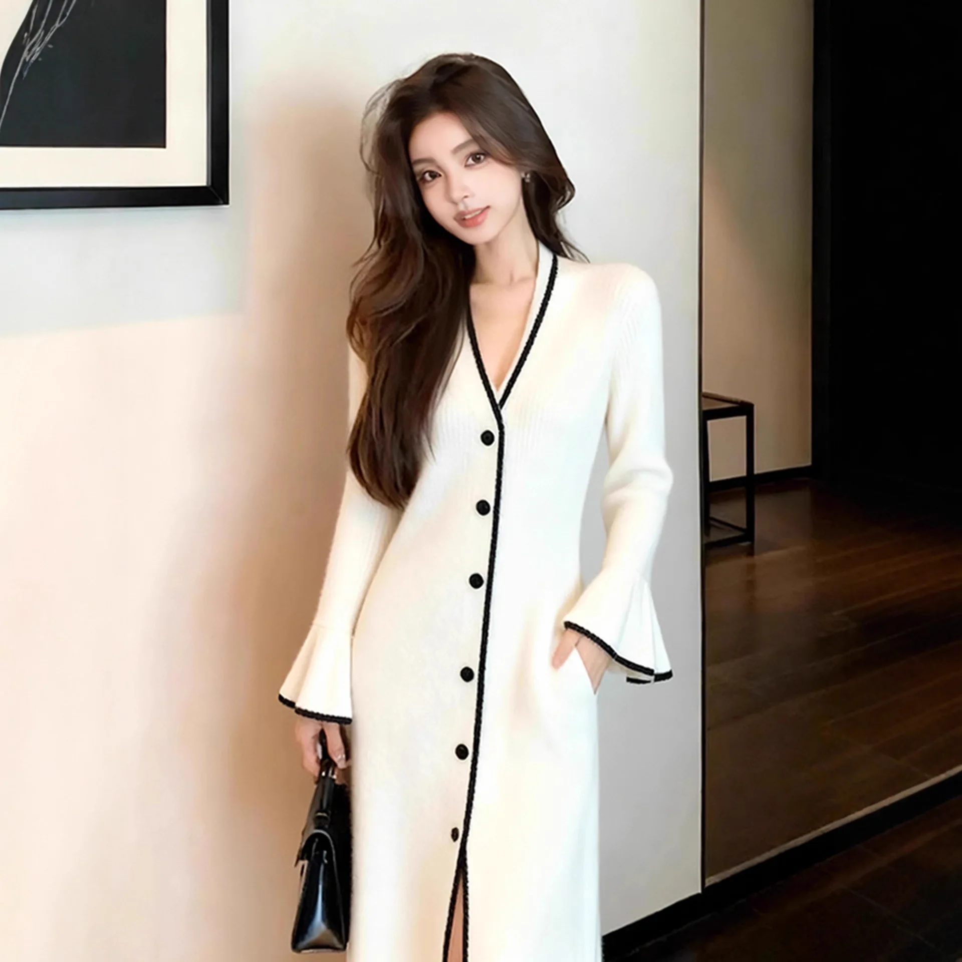 2026 new light and mature French temperament high-end waist white knitted long-sleeved dress autumn
2026 new light and mature French temperament high-end waist white knitted long-sleeved dress autumn
