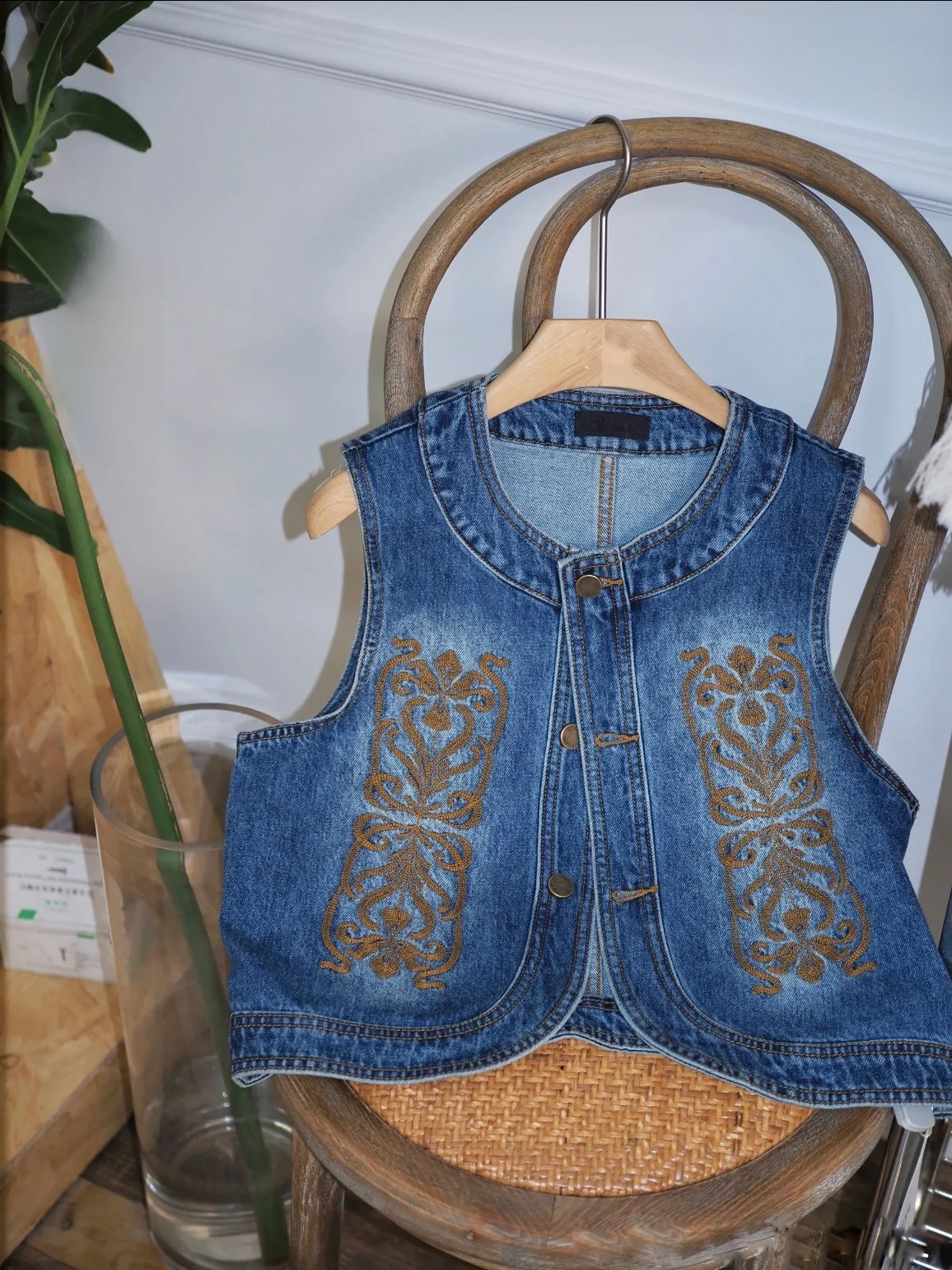 Retro Embroidered Flower Denim Vest Women's Fashion Outerwear Cotton round Neck Regular Length Single Button Closure Vest
Retro Embroidered Flower Denim Vest Women's Fashion Outerwear Cotton round Neck Regular Length Single Button Closure Vest