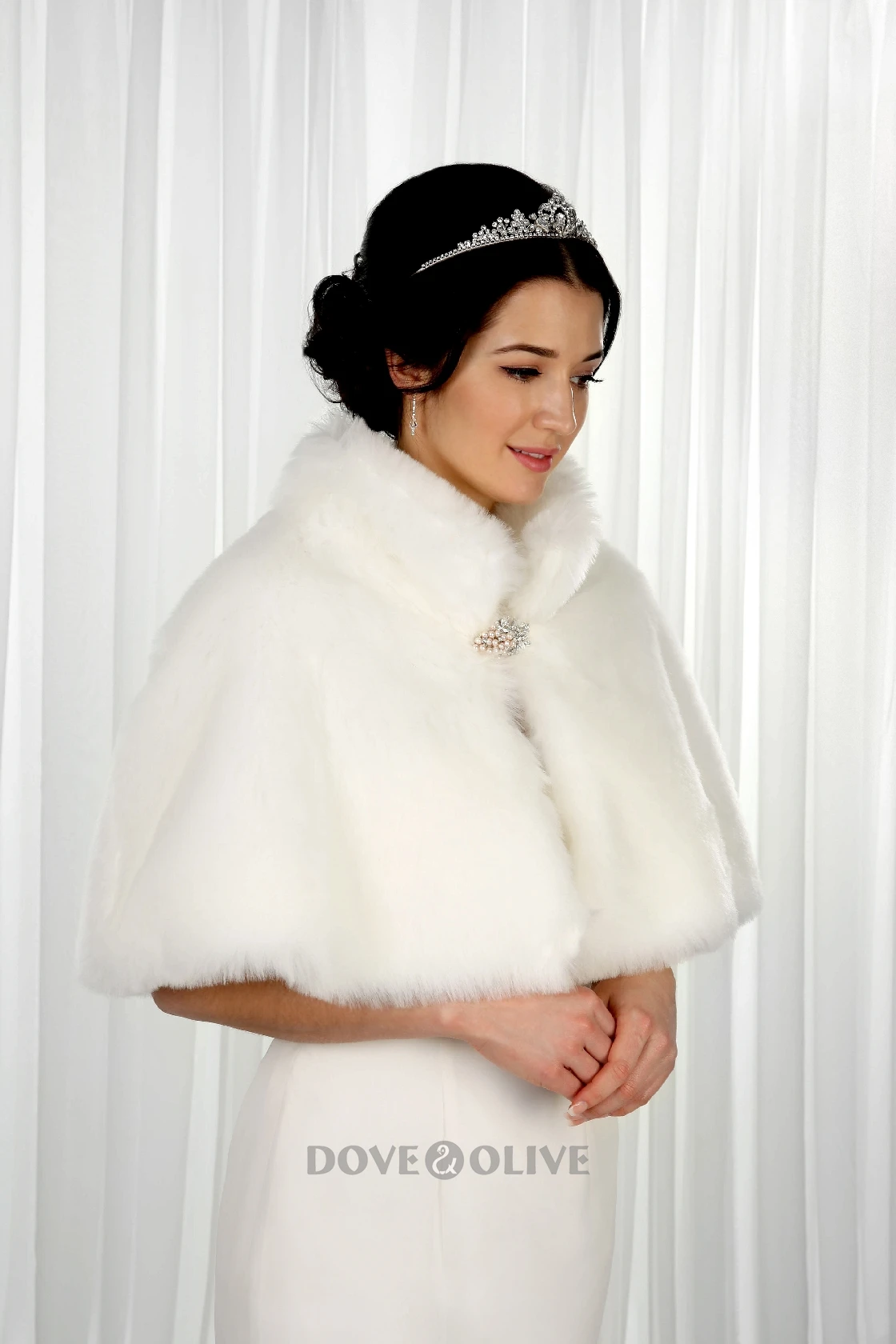 Свадебная накидка из искусственного меха с брошью, зимняя свадебная куртка, официальная вечеринка, болеро для невесты
Свадебная накидка из искусственного меха с брошью, зимняя свадебная куртка, официальная вечеринка, болеро для невесты