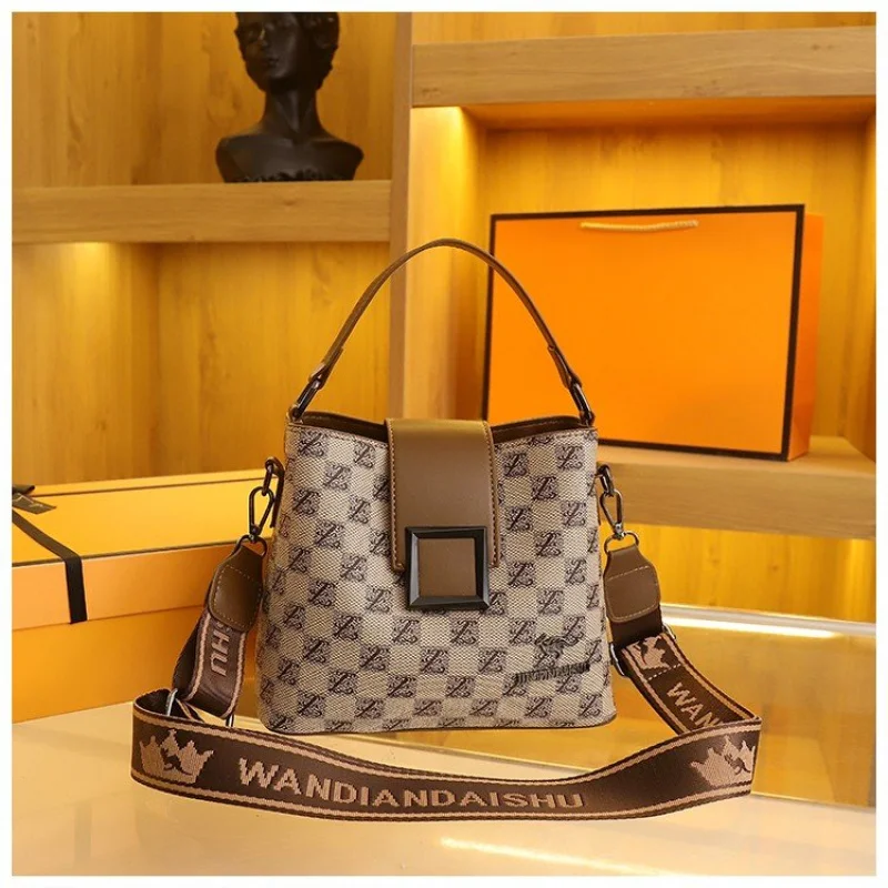 Elegant Women's Messenger Bag With Leather Material And Classic Paris Style And Trendy Design
Elegant Women's Messenger Bag With Leather Material And Classic Paris Style And Trendy Design