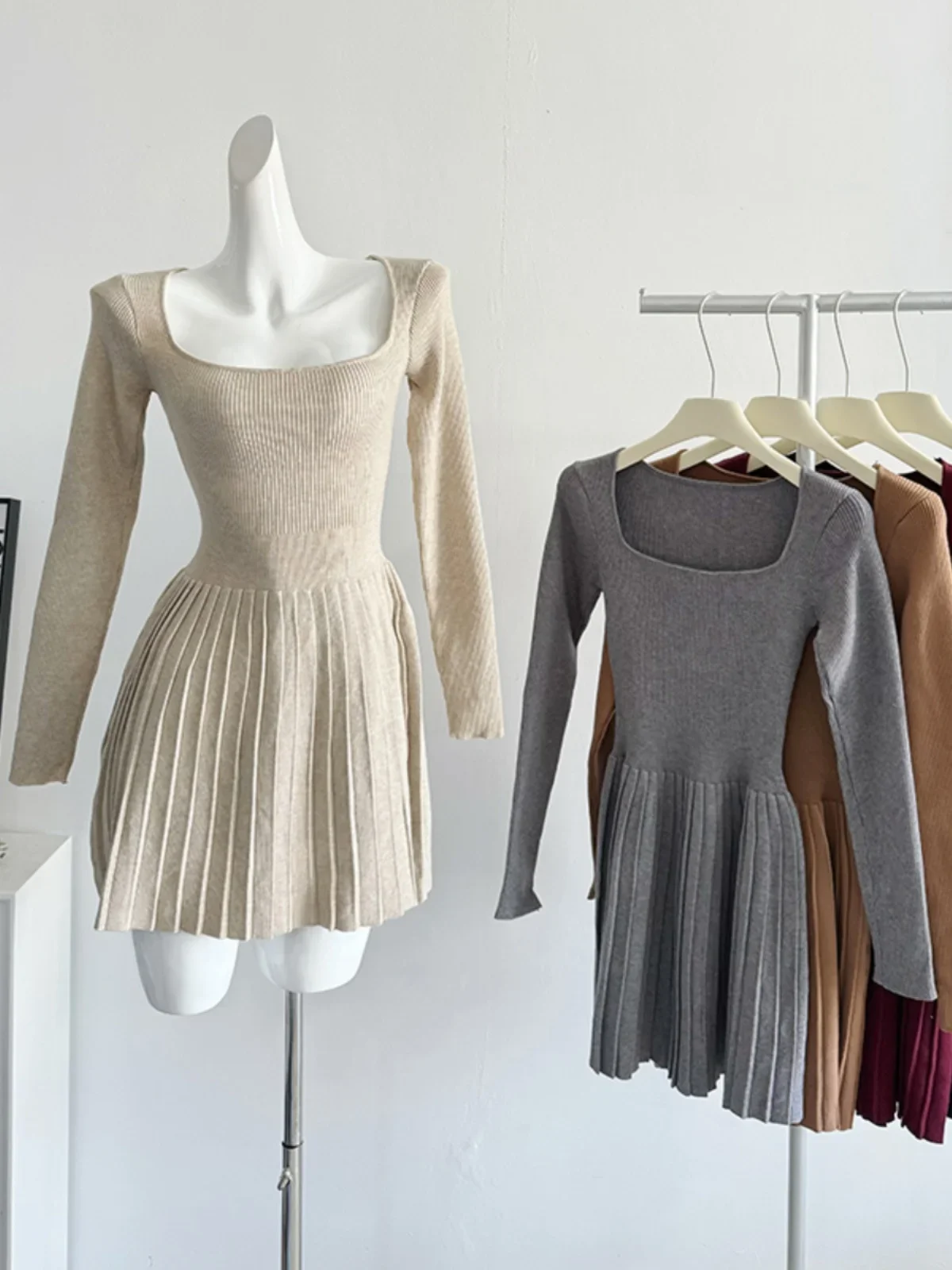 French Temperament Minimalist Style Square Neck Knitted Dress Autumn New Slim Waist Thin Inner Skirt
French Temperament Minimalist Style Square Neck Knitted Dress Autumn New Slim Waist Thin Inner Skirt