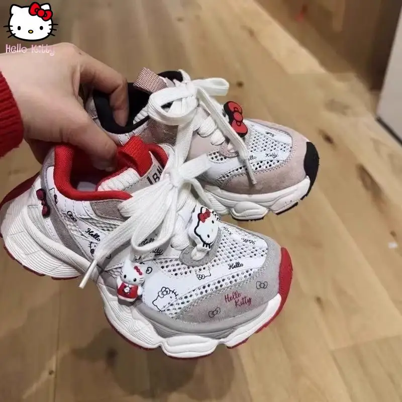 Детские сетчатые кроссовки с рисунком аниме «Hello Kitty», кавайные весенне-осенние новые дышащие повседневные кроссовки Sanrio для бега, обувь для папы с мягкой подошвой
Детские сетчатые кроссовки с рисунком аниме «Hello Kitty», кавайные весенне-осенние новые дышащие повседневные кроссовки Sanrio для бега, обувь для папы с мягкой подошвой