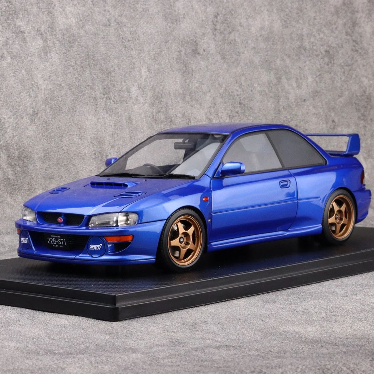 IG 1:18 Impreza 22B STI версия GC8 JDM моделирование ограниченная серия смола металл статическая модель автомобиля игрушка в подарок
IG 1:18 Impreza 22B STI версия GC8 JDM моделирование ограниченная серия смола металл статическая модель автомобиля игрушка в подарок