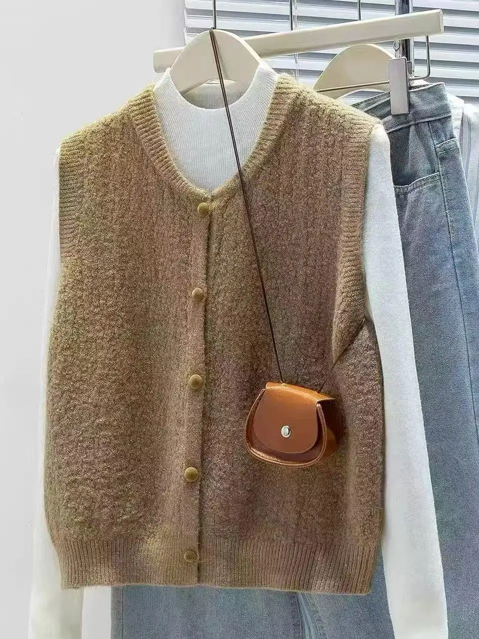 Soft Style Knitted Vest Women's Fashion Inner Wear with Small Gold Buttons Versatile Layering Top Matching Sweater Coat
Soft Style Knitted Vest Women's Fashion Inner Wear with Small Gold Buttons Versatile Layering Top Matching Sweater Coat