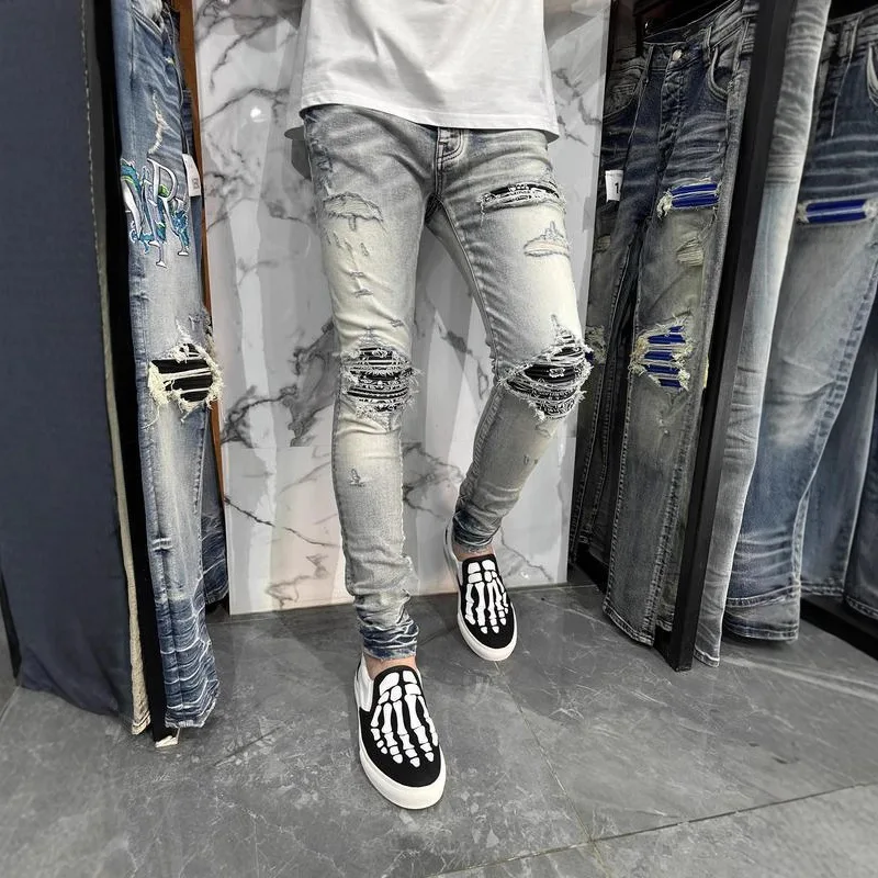 Винтажные светло-голубые слегка эластичные джинсы-карандаш с заплатками High Street, искусственные рваные джинсы для мужчин, облегающие узкие джинсовые брюки
Винтажные светло-голубые слегка эластичные джинсы-карандаш с заплатками High Street, искусственные рваные джинсы для мужчин, облегающие узкие джинсовые брюки