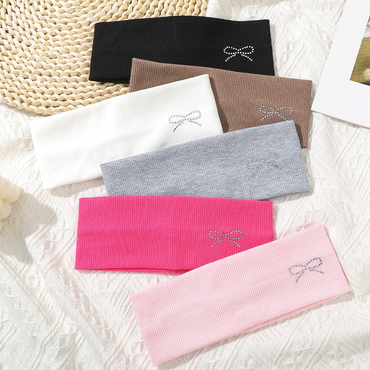 1 шт. Эластичная хлопковая повязка на голову с бантом из страз для спорта и фитнеса, нескользящая, влагоотводящая, минималистичная, для женщин
1 шт. Эластичная хлопковая повязка на голову с бантом из страз для спорта и фитнеса, нескользящая, влагоотводящая, минималистичная, для женщин