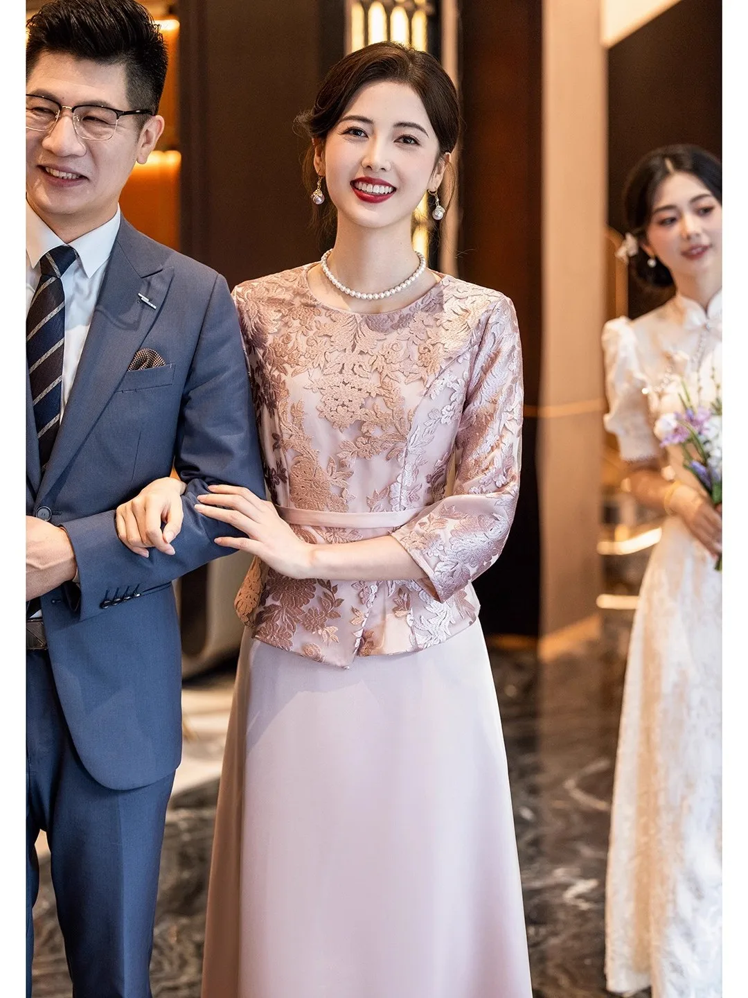 Элегантное кружевное платье для матери невесты, наряд для свадебного ужина, высококачественное полиэстеровое платье миди на молнии
Элегантное кружевное платье для матери невесты, наряд для свадебного ужина, высококачественное полиэстеровое платье миди на молнии