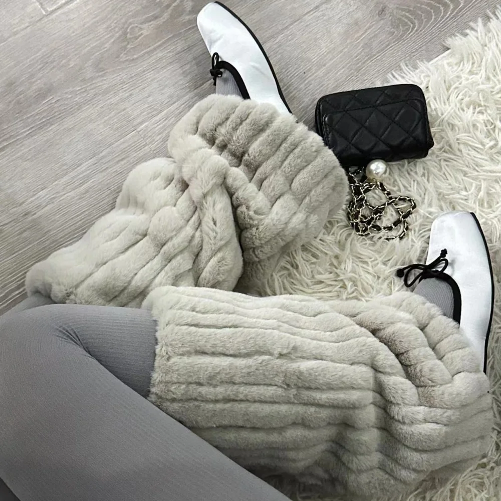 Women Thickened Imitation Mink Fur Plush Leg Warmers Boots Cover Warm Leggings Boots Mid Length Socks Harajuku Party Accessories
Women Thickened Imitation Mink Fur Plush Leg Warmers Boots Cover Warm Leggings Boots Mid Length Socks Harajuku Party Accessories