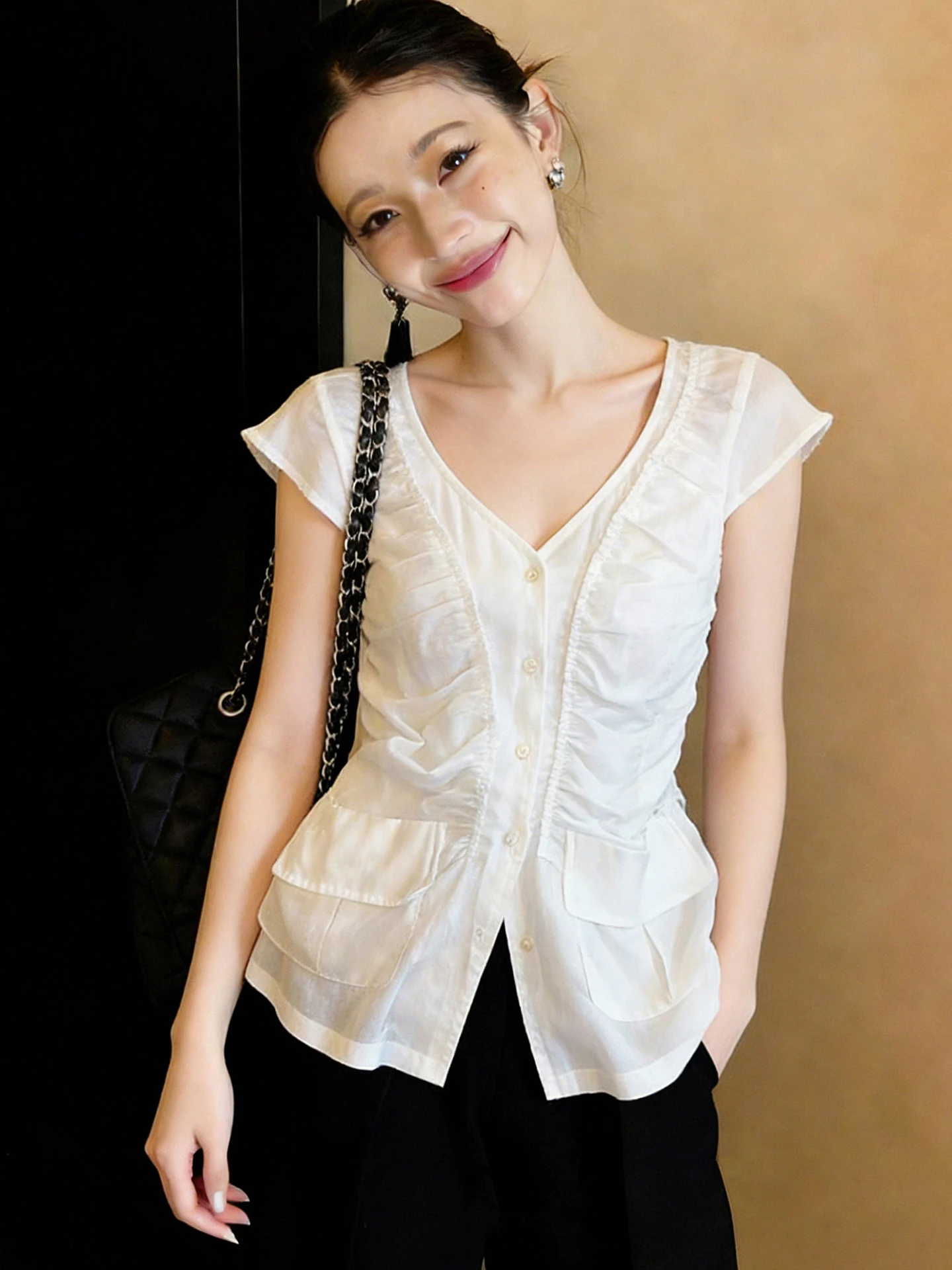 Slimming V-Neck Shirt Women's Fashionable Summer Top Elegant Pleated Gentle Style White Enhancing Short Sleeve Cardigan
Slimming V-Neck Shirt Women's Fashionable Summer Top Elegant Pleated Gentle Style White Enhancing Short Sleeve Cardigan