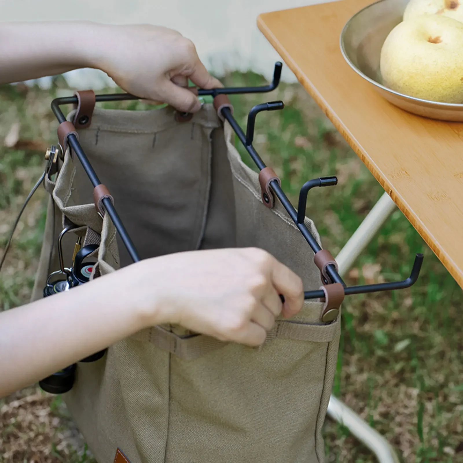 Camping Table Side Storage Bag Large Capacity Multifunctional Folding Canvas Bag with Hook Picnic Desk Cookware Hanging Bag 
Camping Table Side Storage Bag Large Capacity Multifunctional Folding Canvas Bag with Hook Picnic Desk Cookware Hanging Bag