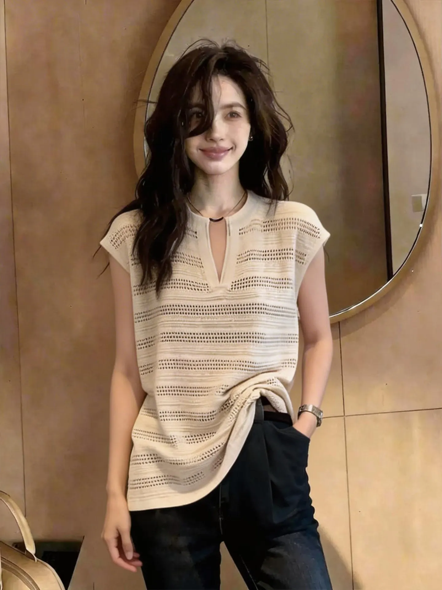 Fashionable Lazy Style Women's White Knitted Short Sleeve Hollow V-Neck Top Slimming Loose Fit Spring Summer New Arrival
Fashionable Lazy Style Women's White Knitted Short Sleeve Hollow V-Neck Top Slimming Loose Fit Spring Summer New Arrival