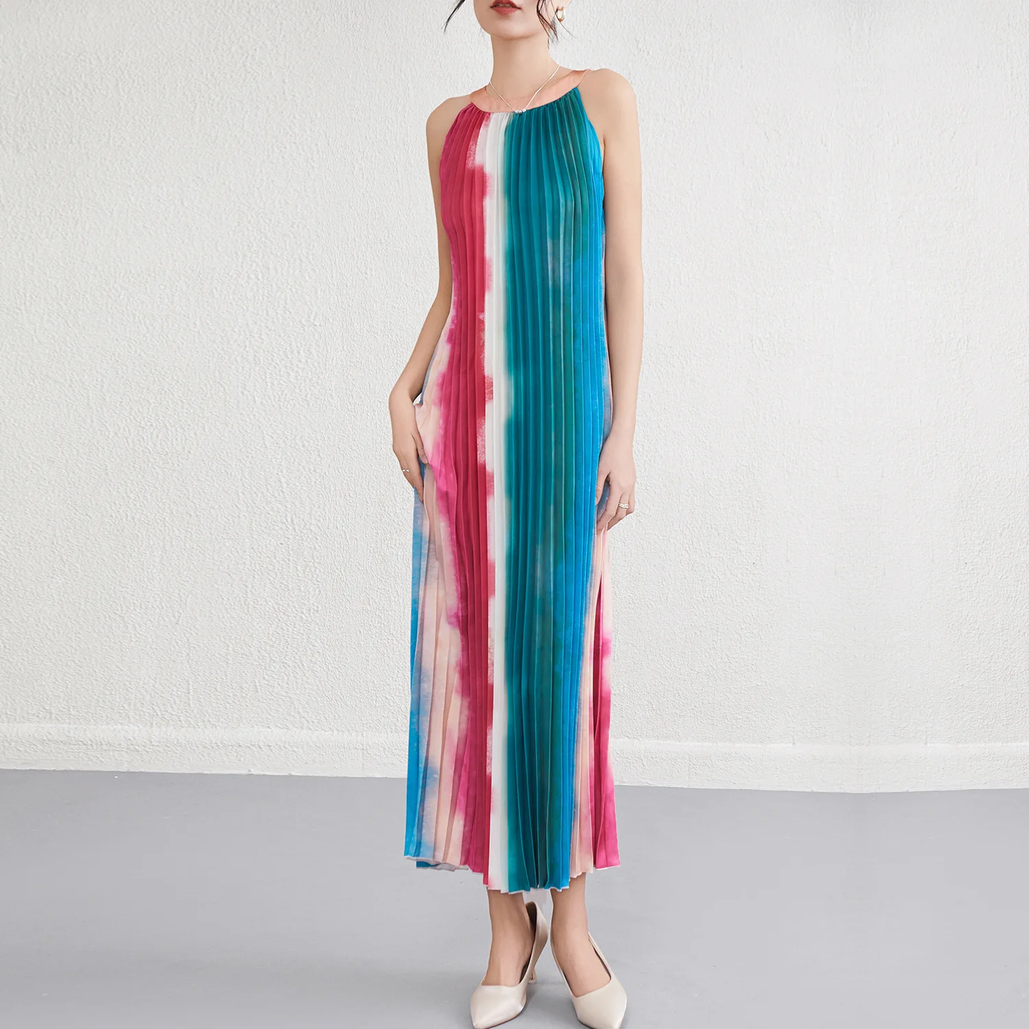 Miyake Pleated Retro Color Collision Striped Halter Dress 2025 Summer New Loose Sleeveless Slim Gradient Long Skirt
Miyake Pleated Retro Color Collision Striped Halter Dress 2025 Summer New Loose Sleeveless Slim Gradient Long Skirt
