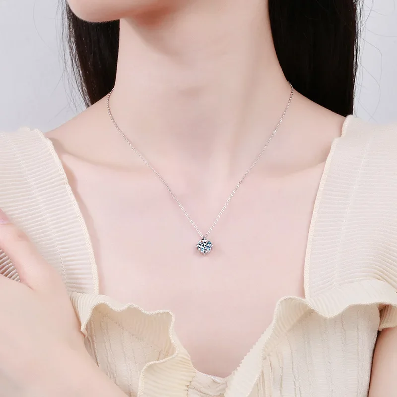 18K gold inlaid diamond necklace PT950 platinum necklace 0.5 carat 1 carat four claw moissanite fashionable collarbone chain
18K gold inlaid diamond necklace PT950 platinum necklace 0.5 carat 1 carat four claw moissanite fashionable collarbone chain