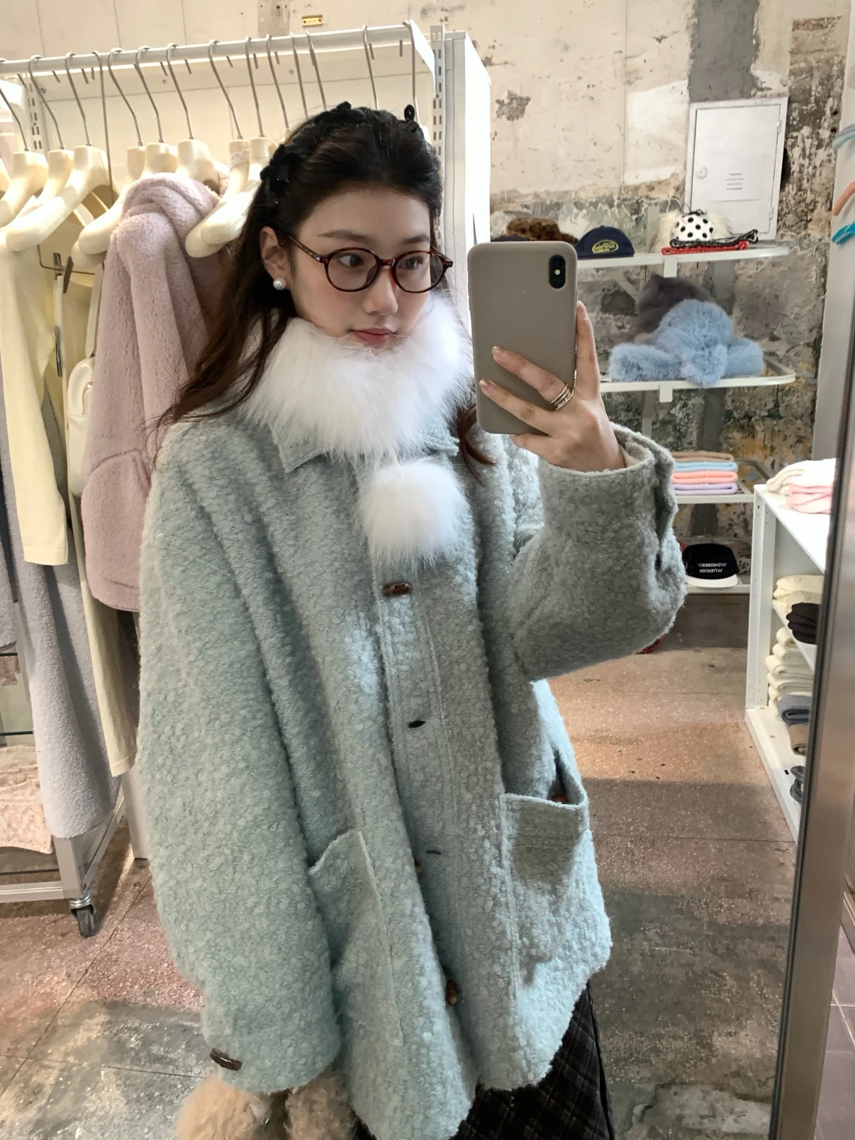 Корейское свободное женское пальто с меховым воротником, синими круглыми пуговицами, зимняя верхняя одежда, защищающая от тумана и пыли
Корейское свободное женское пальто с меховым воротником, синими круглыми пуговицами, зимняя верхняя одежда, защищающая от тумана и пыли