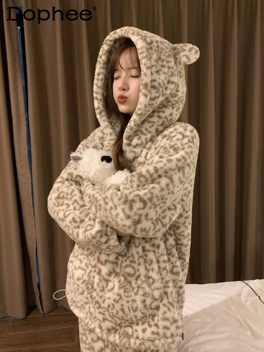 Осень-зима 2022, пижама из кораллового флиса с капюшоном и леопардовым принтом для женщин, зимний утолщенный повседневный свободный комплект домашней одежды
Осень-зима 2022, пижама из кораллового флиса с капюшоном и леопардовым принтом для женщин, зимний утолщенный повседневный свободный комплект домашней одежды