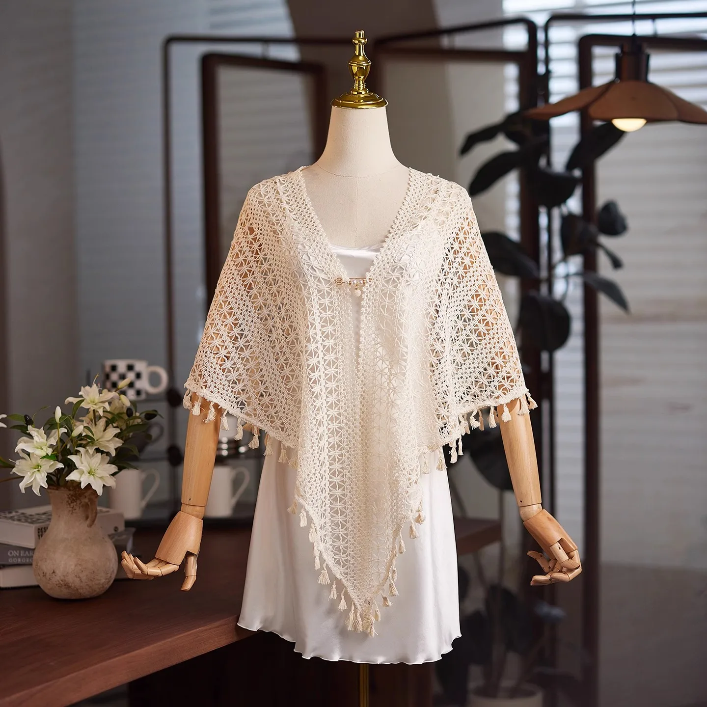 Women's Hollow Out Knitted Vintage White Lace Pashmina Female Spring Summer Party Shawl Cloak Collar R2766
Women's Hollow Out Knitted Vintage White Lace Pashmina Female Spring Summer Party Shawl Cloak Collar R2766