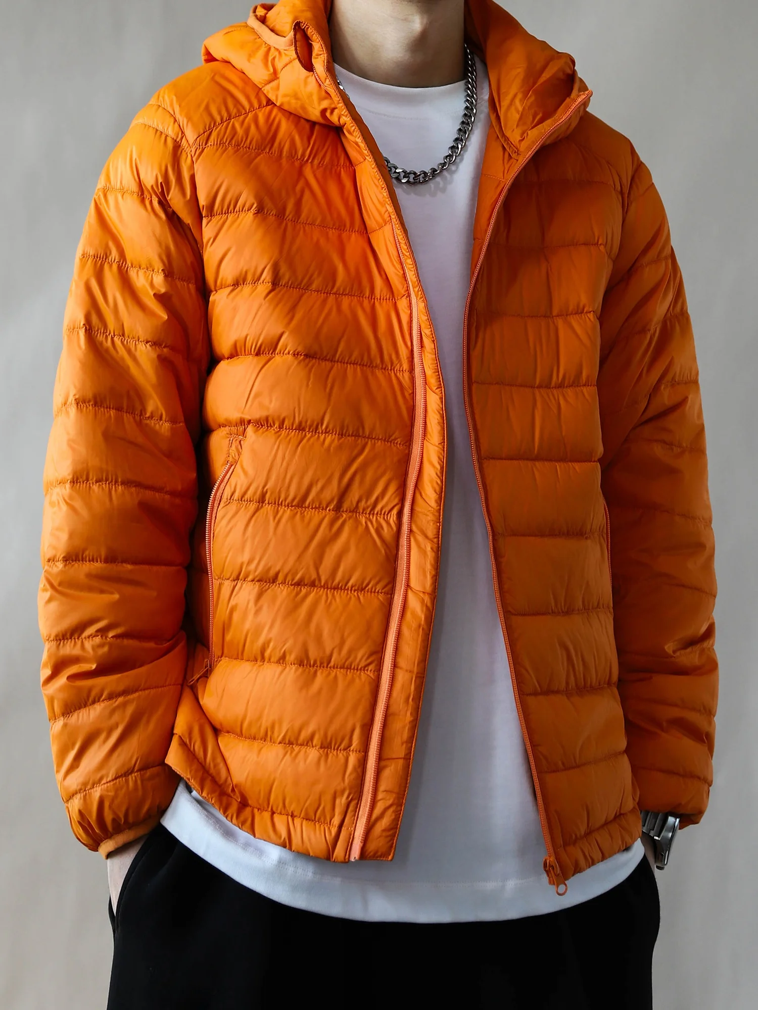 Ретро-куртка с капюшоном для мужчин, легкая теплая пуховая куртка, зимняя новинка, оранжевый цвет, дышащая, повседневный крой.
Ретро-куртка с капюшоном для мужчин, легкая теплая пуховая куртка, зимняя новинка, оранжевый цвет, дышащая, повседневный крой.