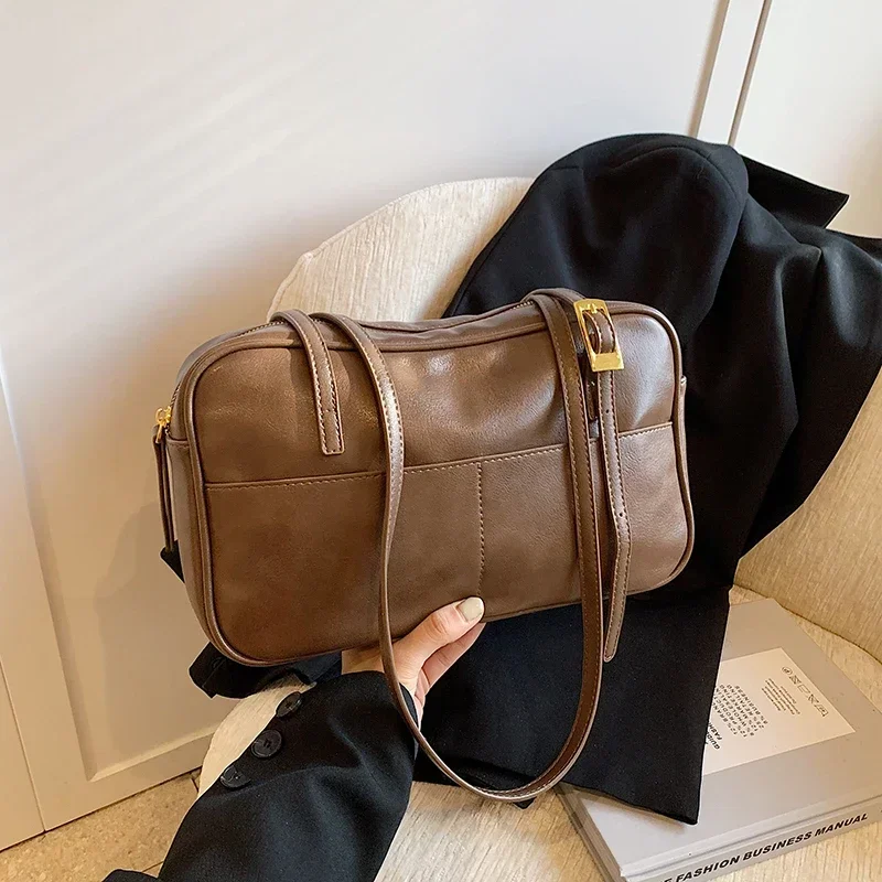 Single Shoulder Bag, Fashionable Commuting, Large Capacity Armpit Bag, Women's 2024 Autumn New Retro Versatile Bag Un Sac Épaule
Single Shoulder Bag, Fashionable Commuting, Large Capacity Armpit Bag, Women's 2024 Autumn New Retro Versatile Bag Un Sac Épaule
