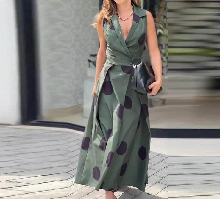 Women's fashionable and elegant dress 2024 summer new V-neck sleeveless waistband slim fit wavy point sleeveless A-line dress
Women's fashionable and elegant dress 2024 summer new V-neck sleeveless waistband slim fit wavy point sleeveless A-line dress