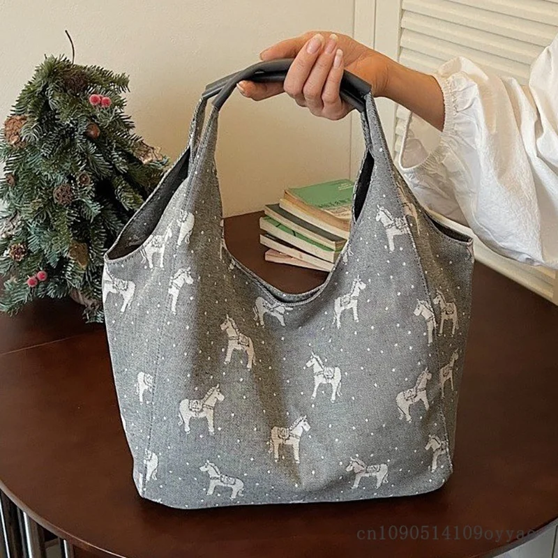 Trendy Large Capacity Canvas Handbag 2026 New Street Style Summer Shoulder Bag for Women Commuter Fashionable Urban Canvas Bags
Trendy Large Capacity Canvas Handbag 2026 New Street Style Summer Shoulder Bag for Women Commuter Fashionable Urban Canvas Bags