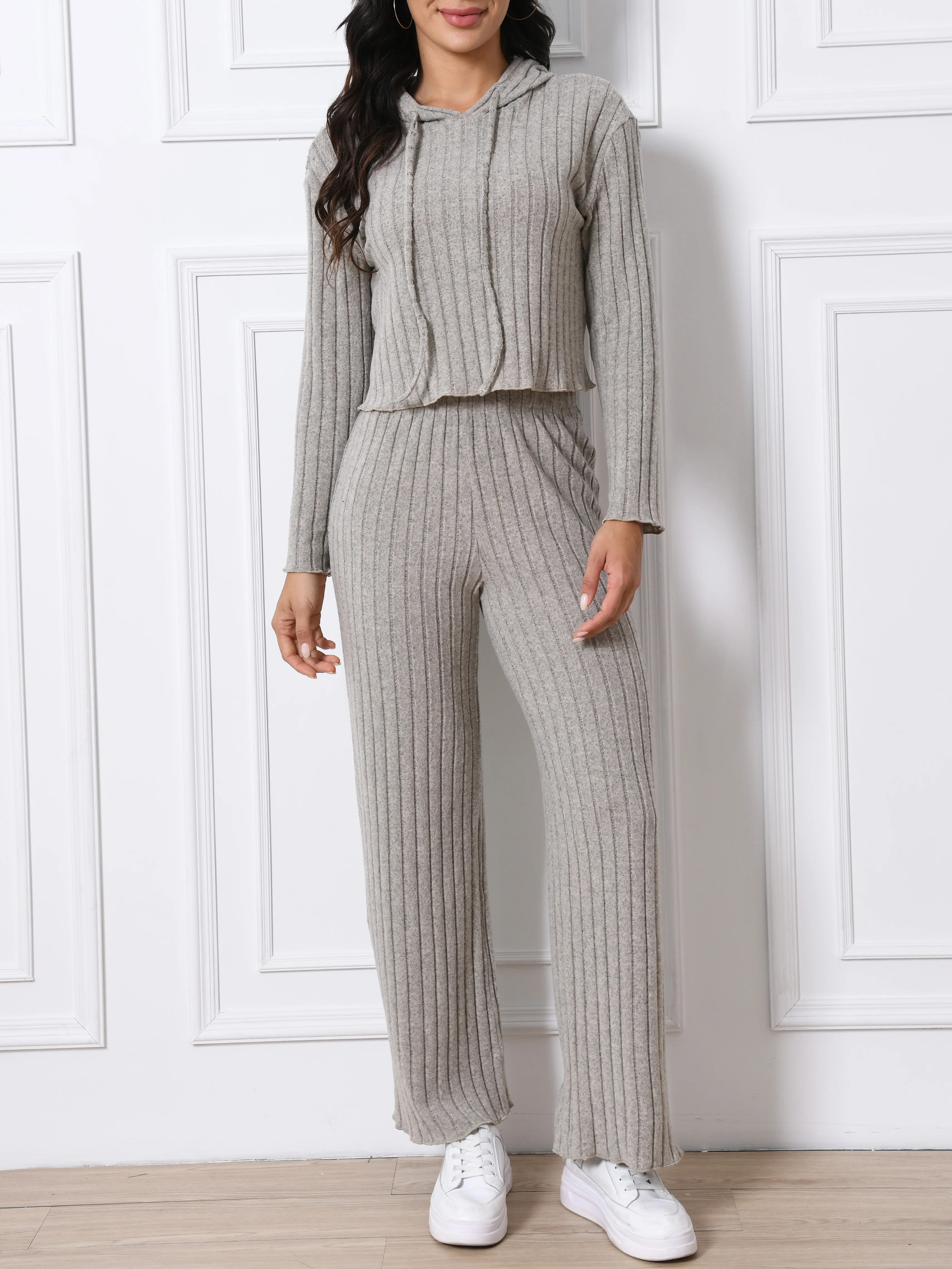 Женский комплект из двух предметов в рубчик в ленивом стиле: укороченный топ с капюшоном и широкие брюки, повседневный наряд
Женский комплект из двух предметов в рубчик в ленивом стиле: укороченный топ с капюшоном и широкие брюки, повседневный наряд