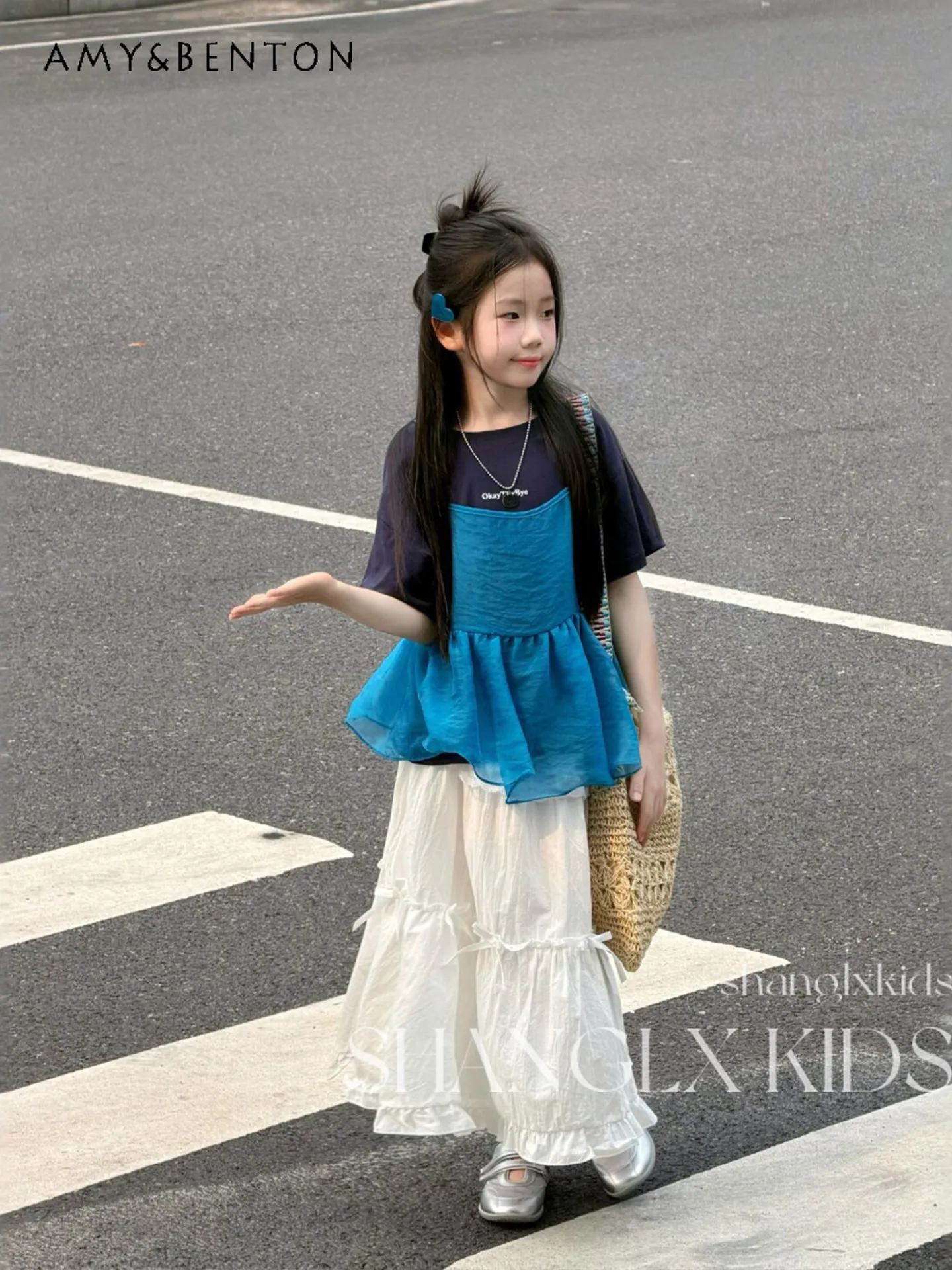 2026 Summer New Big Girls Korean Fashion Outfit Kids Loose O-neck T-shirt Blue Mesh Suspender Set and White Bow Ruffle Skirt
2026 Summer New Big Girls Korean Fashion Outfit Kids Loose O-neck T-shirt Blue Mesh Suspender Set and White Bow Ruffle Skirt