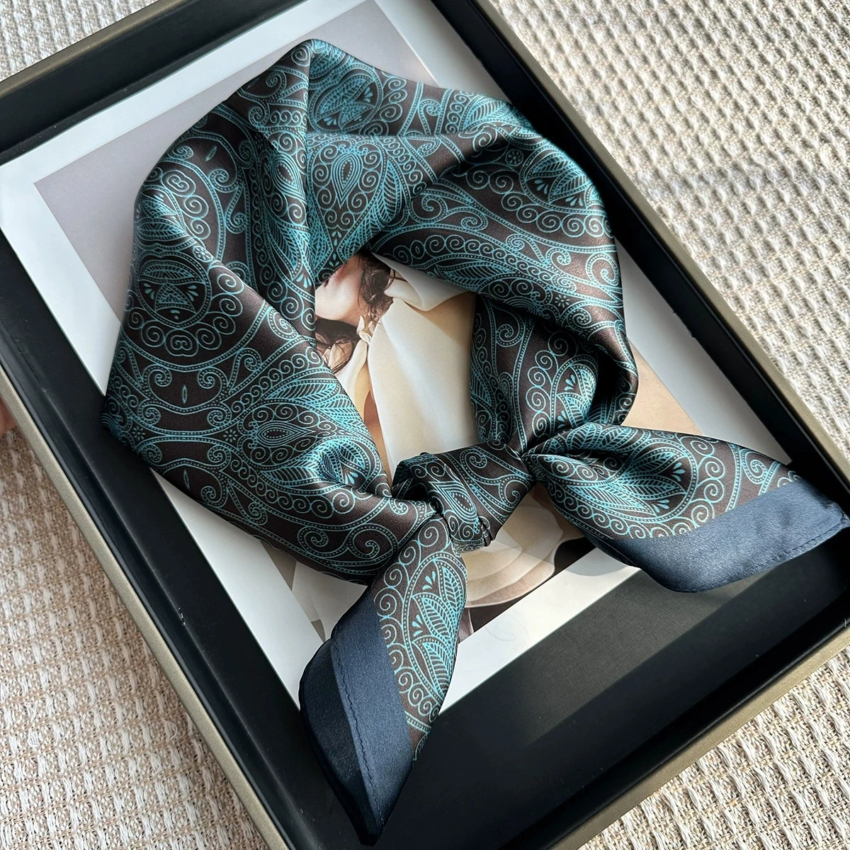 Шелковый платок-бандана 65 см для женщин, модный, с принтом, из 100% натурального шелка тутового шелкопряда, элегантный, для весны/осени
Шелковый платок-бандана 65 см для женщин, модный, с принтом, из 100% натурального шелка тутового шелкопряда, элегантный, для весны/осени