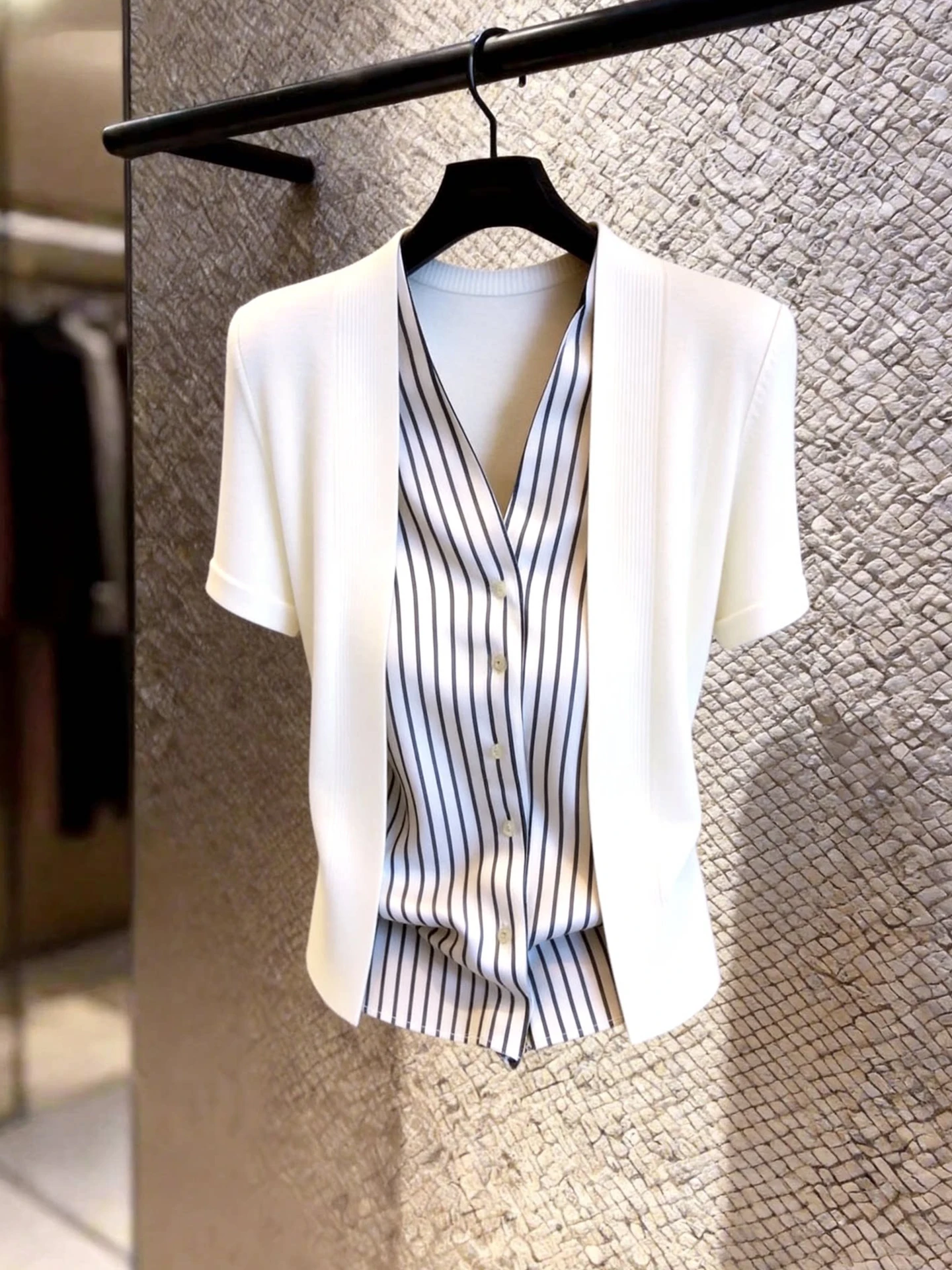 Summer Knitted Short Sleeve T-Shirt Women's Single Button Color Block Striped Design Fake Two-Piece Top Korean Style Loose Fit
Summer Knitted Short Sleeve T-Shirt Women's Single Button Color Block Striped Design Fake Two-Piece Top Korean Style Loose Fit
