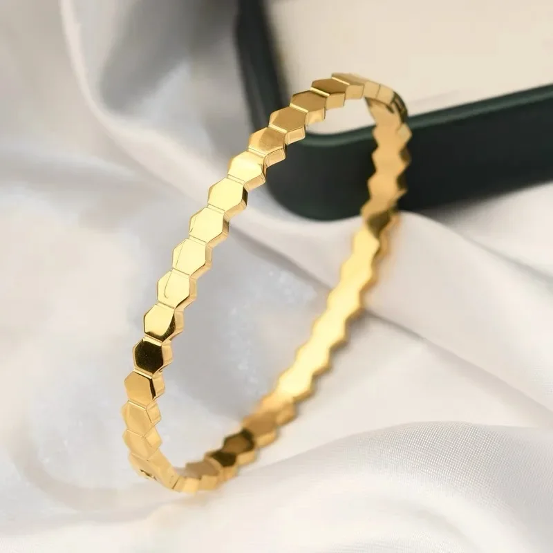 24K Real Gold New Honeycomb Bracelet Female Niche Design Ins Geometric Diamond High-grade Fashion Temperament Open Bracelet
24K Real Gold New Honeycomb Bracelet Female Niche Design Ins Geometric Diamond High-grade Fashion Temperament Open Bracelet